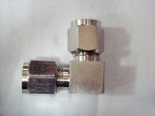 卡套彎頭中(zhong)間接頭